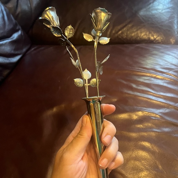 Ted Arnold Metal 2 Roses In Vase 11” Missing Bottom Of Vase Not Signed. - Picture 5 of 6